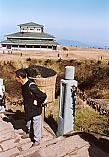 山頂に使う燃料の石炭を背負って登る人