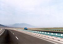 大平原を通り抜ける高速道路